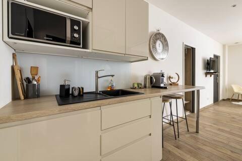 Studio Chic Avec Salon Et Terrasse Privee Appartement Tourcoing Buitenkant foto